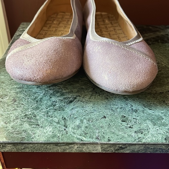 Vionic flats. No insoles. Shimmery lilac color. Pretty. Size 8.5 - Picture 2 of 8